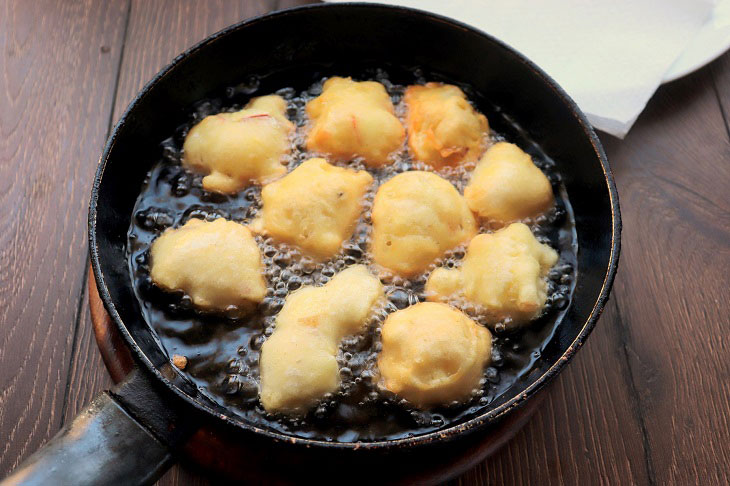 Delicious and tender donuts with apple filling - a quick recipe without the hassle