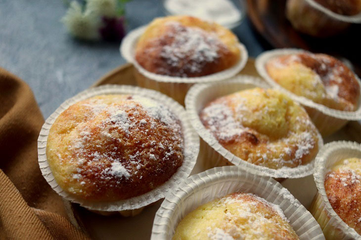 Cheesecakes in molds in the oven - they turn out tasty and airy