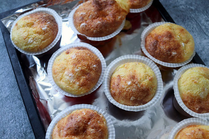 Cheesecakes in molds in the oven - they turn out tasty and airy