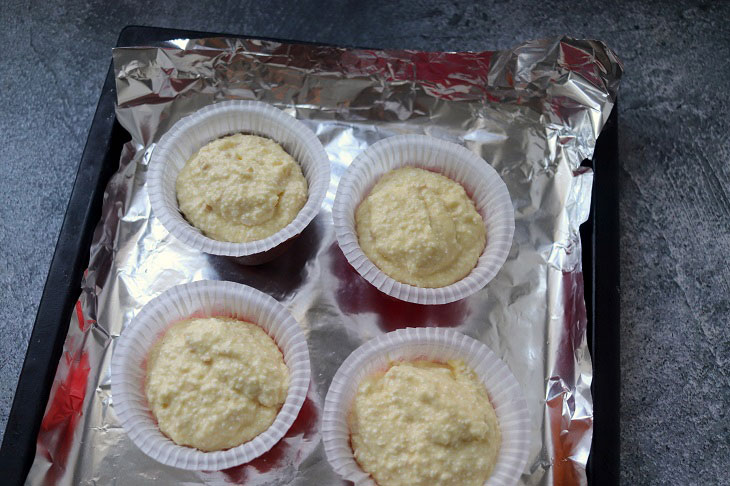 Cheesecakes in molds in the oven - they turn out tasty and airy