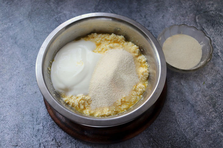 Cheesecakes in molds in the oven - they turn out tasty and airy