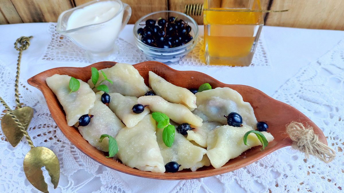 Vareniki with currants – tender, juicy and fragrant