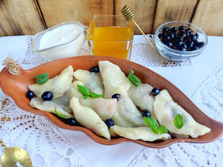 Vareniki with currants - tender, juicy and fragrant