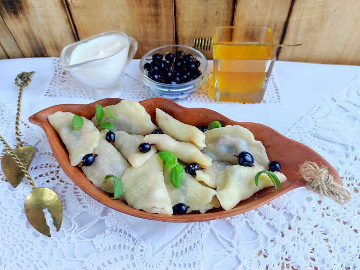 Vareniki with currants - tender, juicy and fragrant