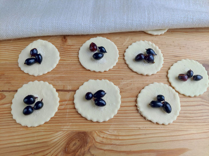 Vareniki with currants - tender, juicy and fragrant