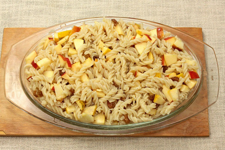 Noodles with apples - a tender and tasty dish