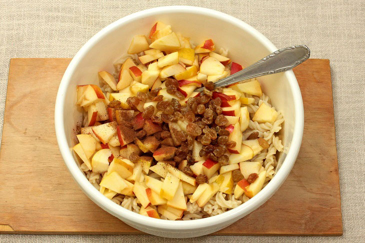 Noodles with apples - a tender and tasty dish