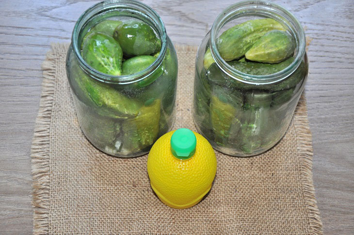 Pickled cucumbers with lemon juice - crispy and fragrant