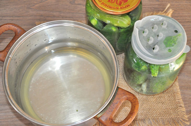 Pickled cucumbers with lemon juice - crispy and fragrant