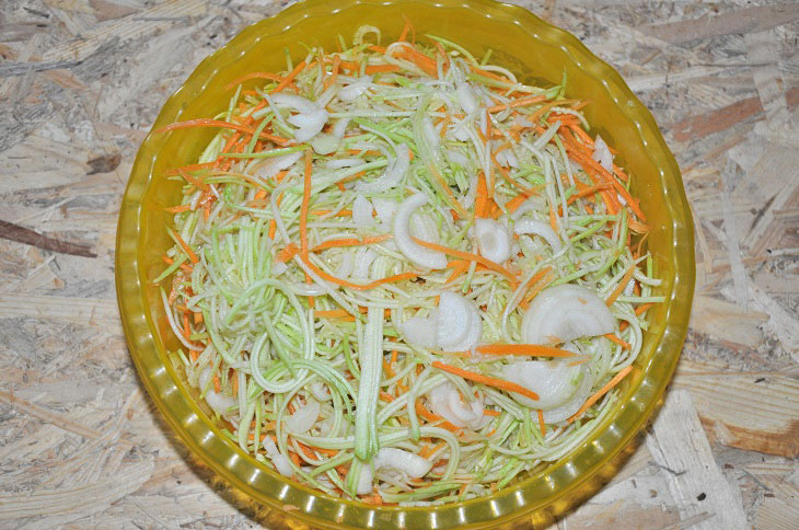 Salad "Mystery" from zucchini - a tasty and original preparation