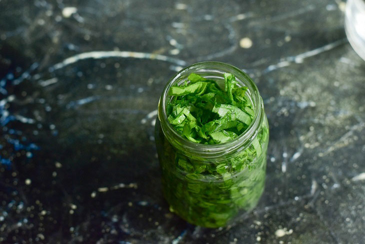 Pickled sorrel for the winter - a tasty and healthy preparation