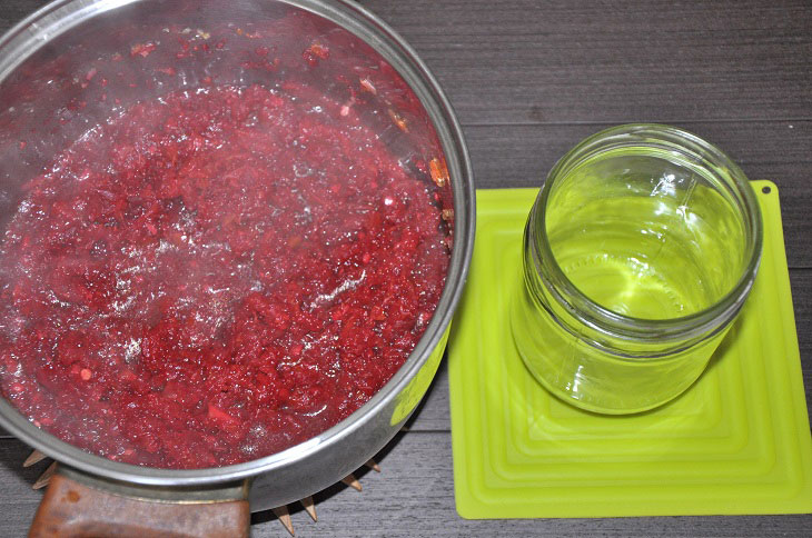 Adjika from beets for the winter - a spicy and appetizing preparation