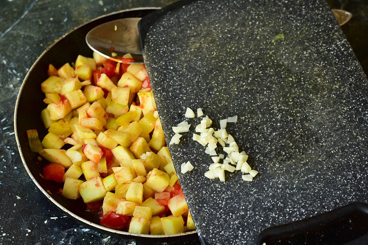 Salad "Bomb" from zucchini - an interesting preservation for the winter