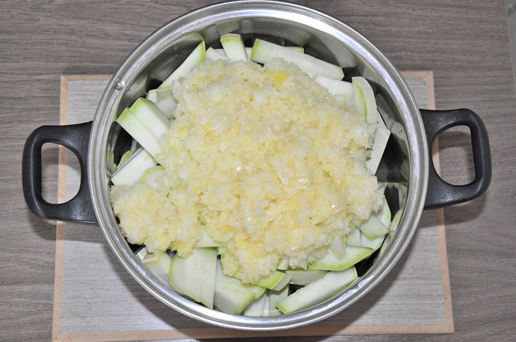 Zucchini salad for the winter - a simple recipe without the hassle
