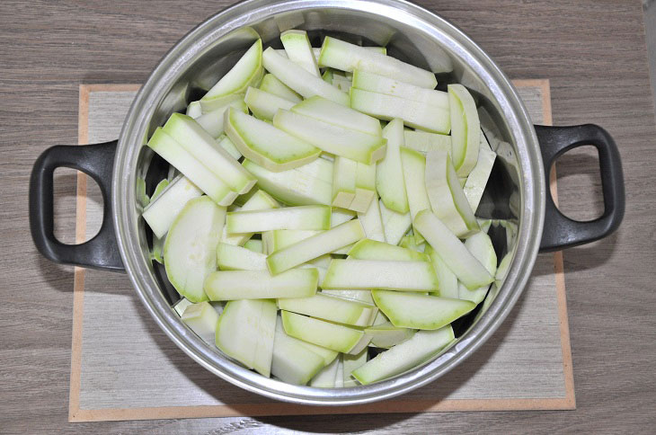 Zucchini salad for the winter - a simple recipe without the hassle