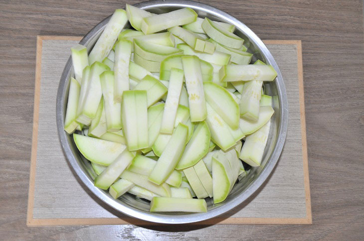 Zucchini salad for the winter - a simple recipe without the hassle