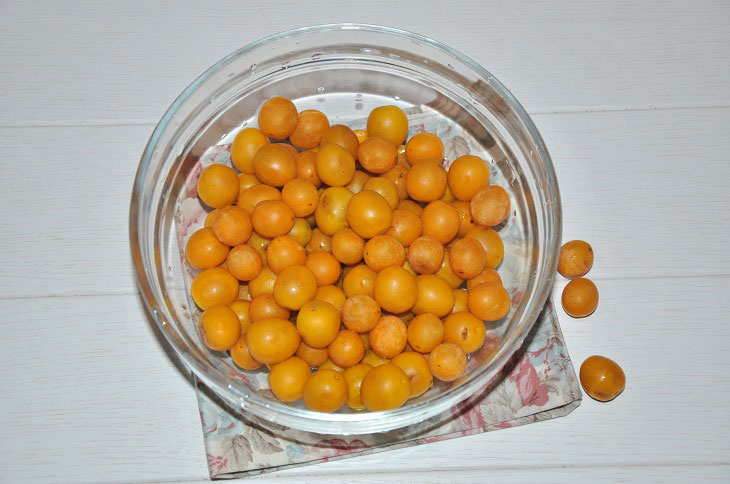 Tkemali from yellow cherry plum for the winter - a spicy and fragrant preparation