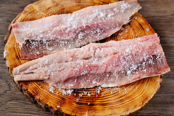 Light-salted herring "Oboyenie" - a delicious express recipe