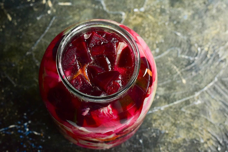 Cabbage "Pelyustka" with beets - tasty and crispy