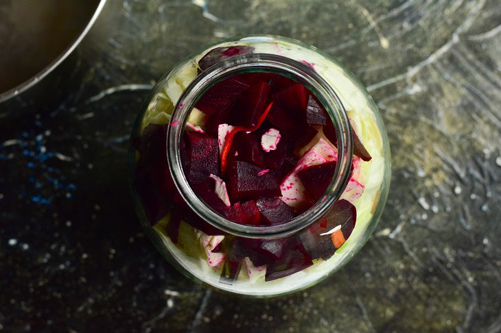 Cabbage "Pelyustka" with beets - tasty and crispy
