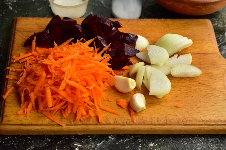 Cabbage "Pelyustka" with beets - tasty and crispy