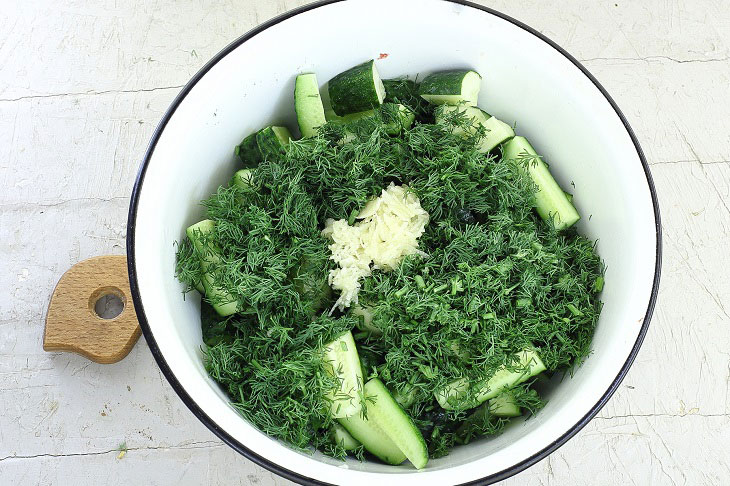 Salad "Fly away" from cucumbers for the winter - a simple and tasty preparation