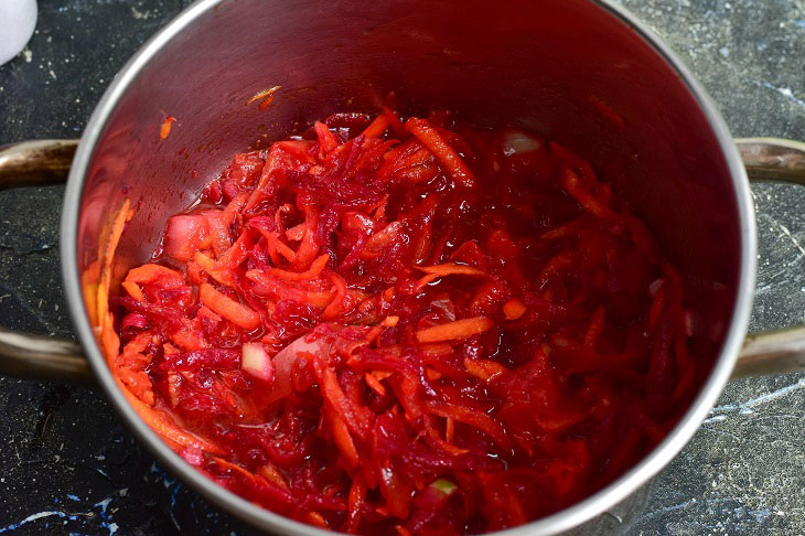 Salad of beets and carrots for the winter - a beautiful and healthy preparation