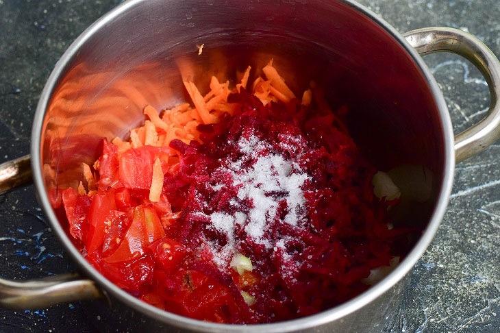 Salad of beets and carrots for the winter - a beautiful and healthy preparation