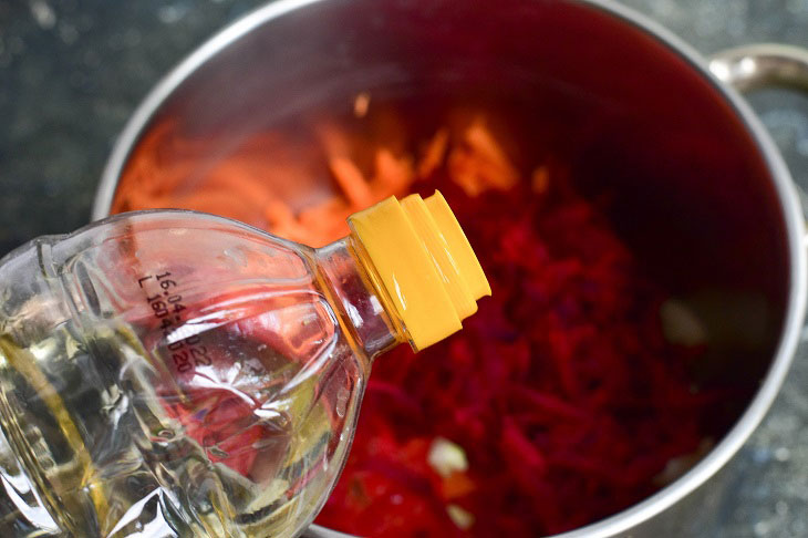 Salad of beets and carrots for the winter - a beautiful and healthy preparation