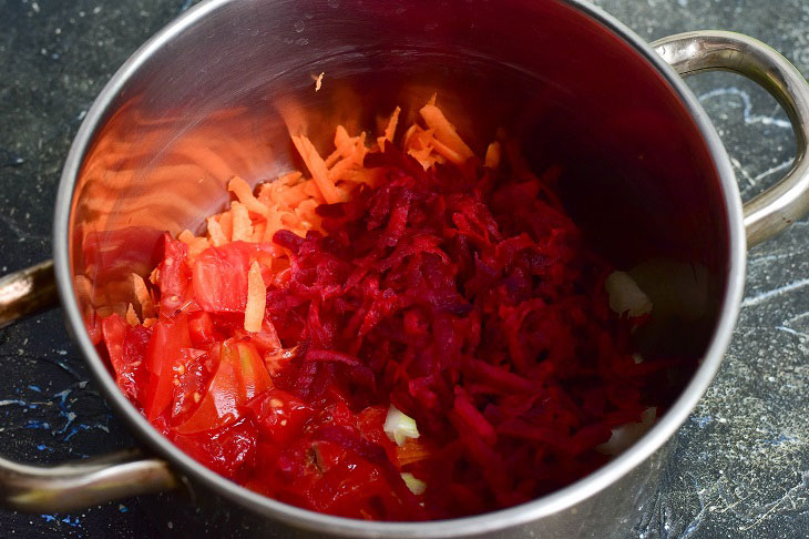 Salad of beets and carrots for the winter - a beautiful and healthy preparation