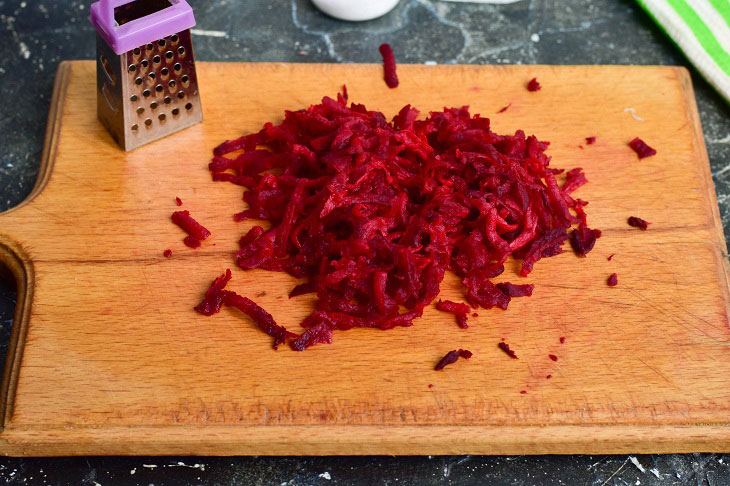 Salad of beets and carrots for the winter - a beautiful and healthy preparation