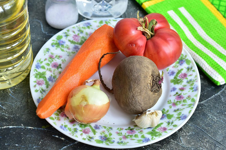 Salad of beets and carrots for the winter - a beautiful and healthy preparation