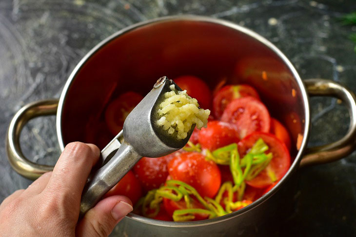 Salad of tomatoes and peppers - a great preparation for the winter