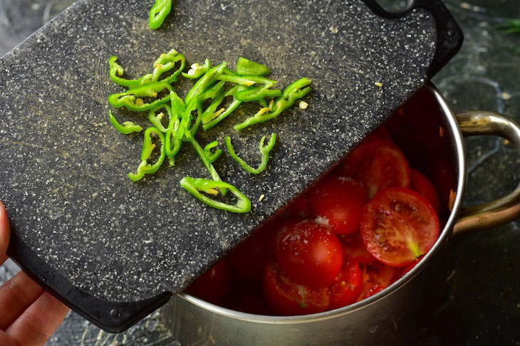 Salad of tomatoes and peppers - a great preparation for the winter