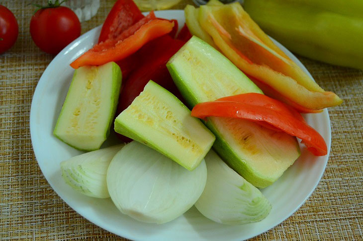 Sweet pepper lecho with zucchini - tasty and fragrant