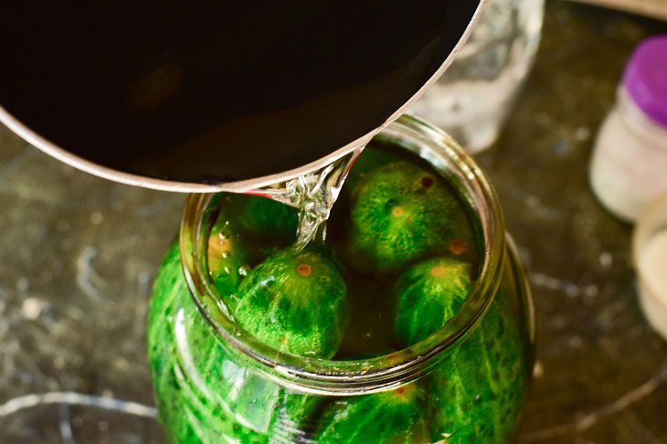 Cucumbers for the winter "Aunt Galya" - a special aroma and taste