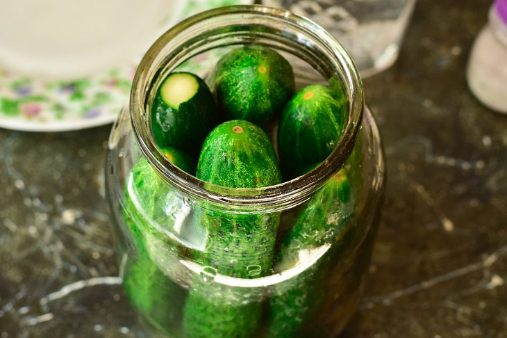 Cucumbers for the winter "Aunt Galya" - a special aroma and taste