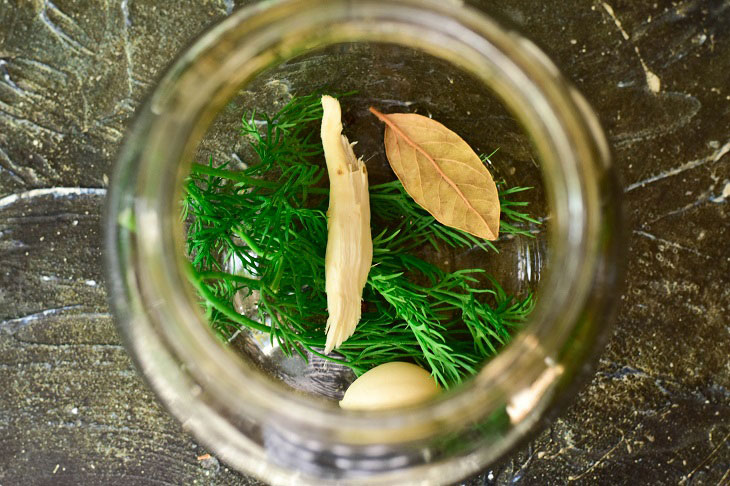 Cucumbers for the winter "Aunt Galya" - a special aroma and taste