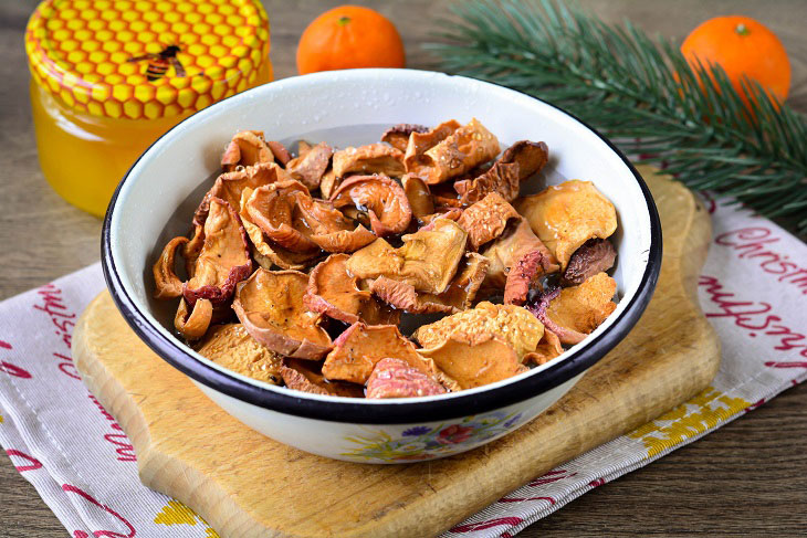 Uzvar for Christmas from dried apples with honey - fragrant and tasty