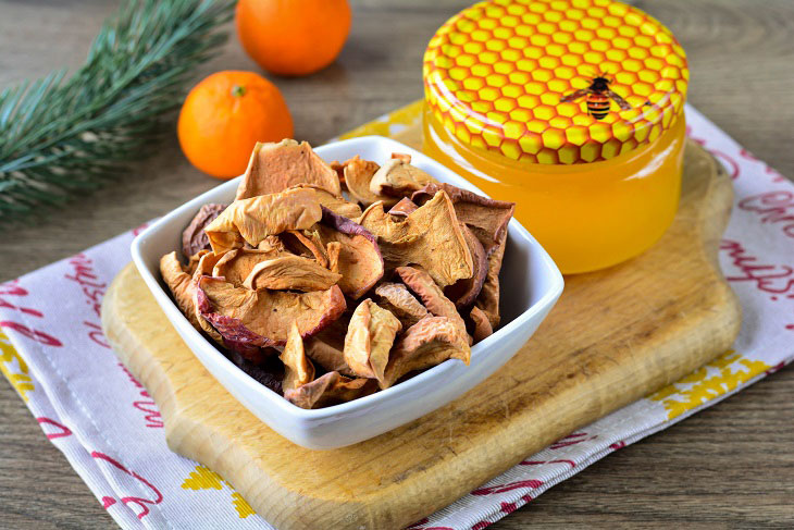 Uzvar for Christmas from dried apples with honey - fragrant and tasty