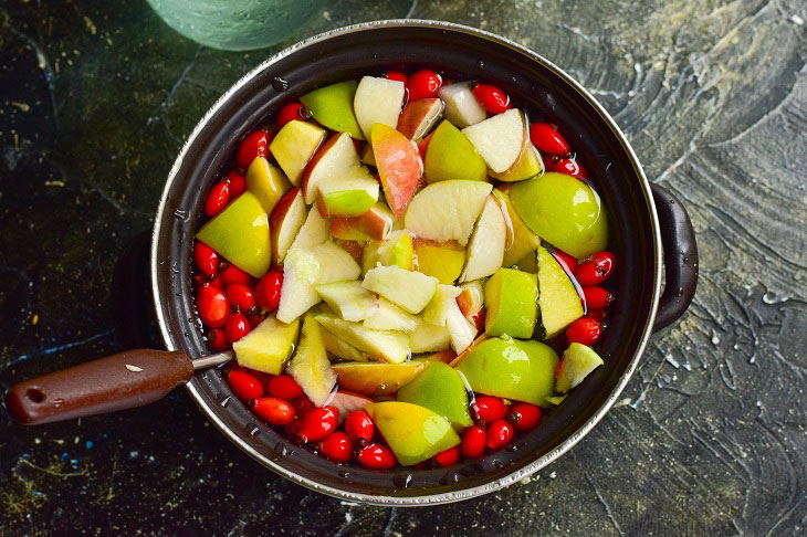 Compote "Vitamin" from rose hips and apples - healthy and tasty