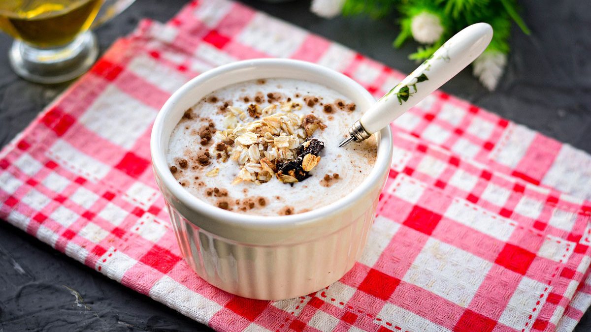 Kefir with prunes, oatmeal and linseed oil is a great recipe for weight loss