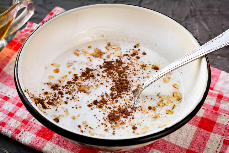 Kefir with prunes, oatmeal and linseed oil is a great recipe for weight loss