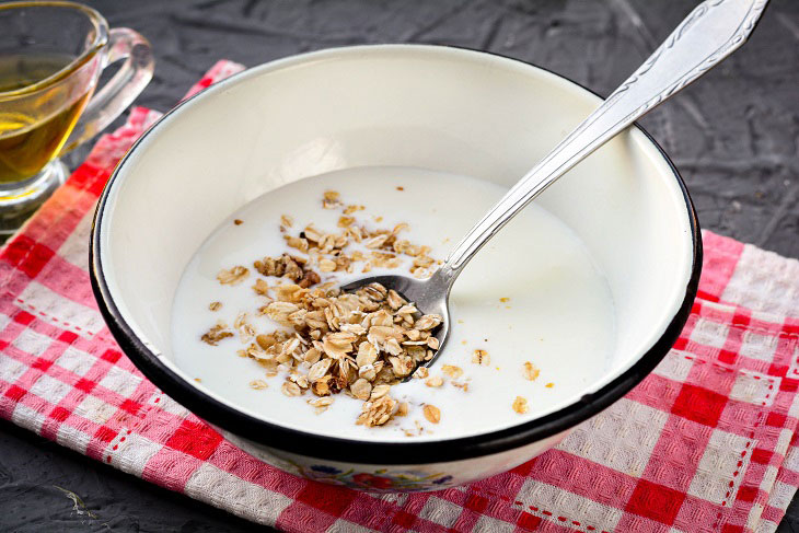 Kefir with prunes, oatmeal and linseed oil is a great recipe for weight loss