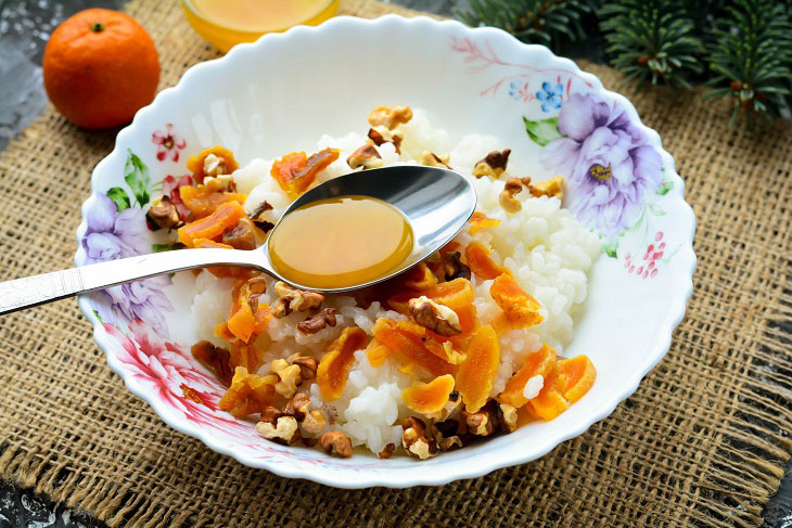 Rice kutia with dried apricots for the Christmas table - a delicious and easy recipe