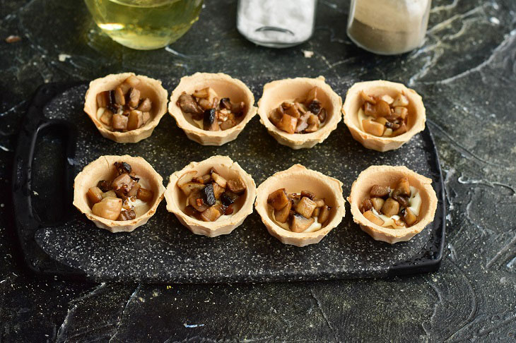 Chicken and mushroom tarts - a simple and elegant appetizer