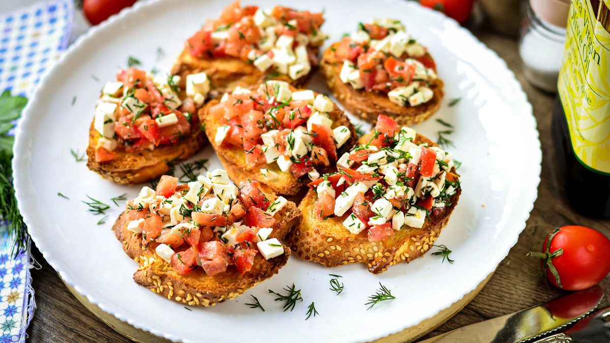 Crostini with tomato and cheese – a delicious Italian-style appetizer