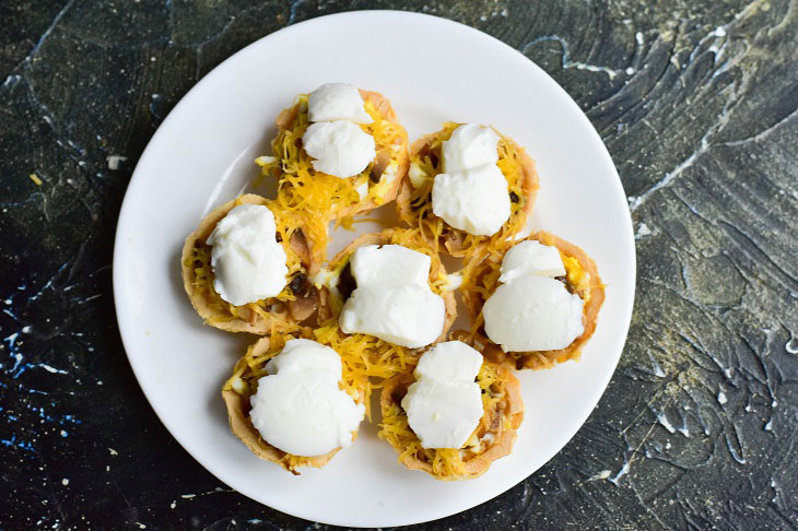 Snack in tartlets "Bulls" on the New Year's table - original and festive