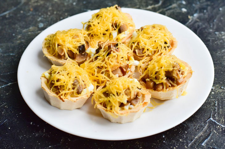 Snack in tartlets "Bulls" on the New Year's table - original and festive