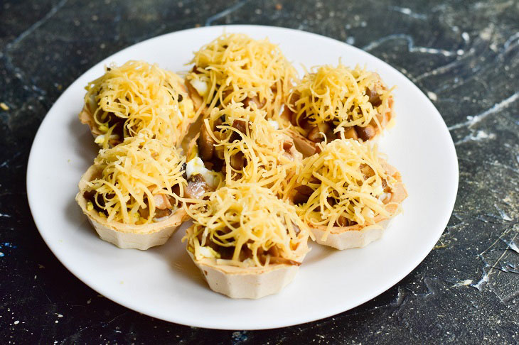 Snack in tartlets "Bulls" on the New Year's table - original and festive